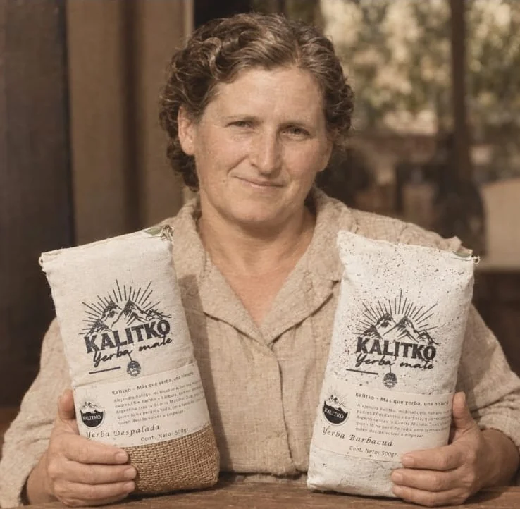 Composición de campaña con una mujer sosteniendo dos paquetes de yerba Kalitko